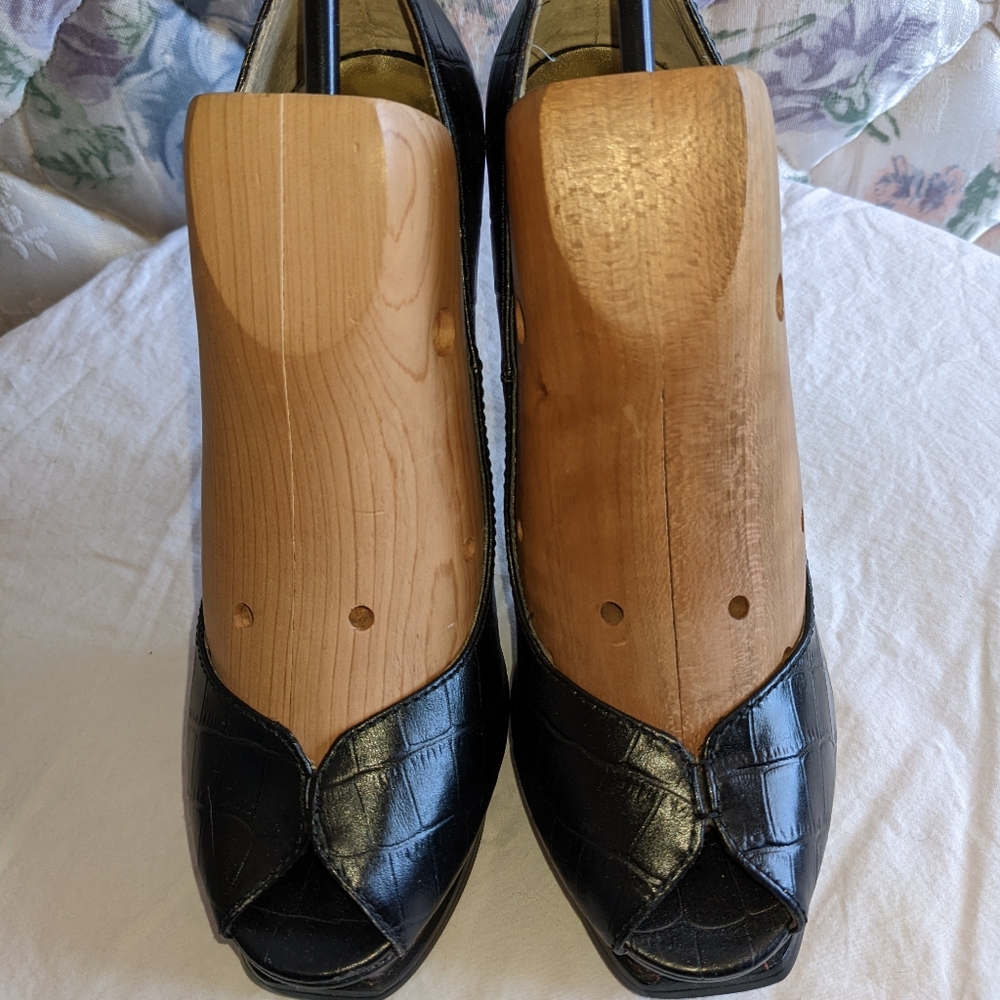 Colin Stuart black size 7 platform shoe